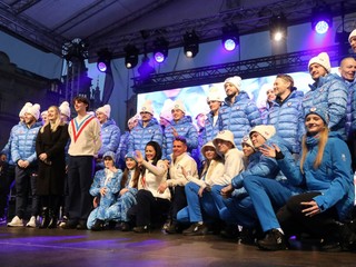 Slovenský olympijský a športový výbor (SOŠV) na vianočných trhoch v Banskej Bystrici predstavil oblečenie Slovenského olympijského tímu pre zimné olympijské hry 2026.