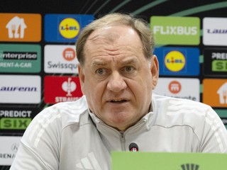 Na snímke tréner ŠK Slovan Bratislava Vladimír Weiss st. počas tlačovej konferencie.