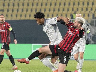 Na snímke vľavo Rahim Ibrahim (Slovan) a vpravo Reshat Ramadani (Škendija) počas stretnutia Škendija Tetovo - Slovan Bratislava.