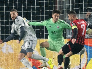 Na snímke sprava Klisman Cake (Škendija), Dominik Takáč a Kevin Wimmer (obaja Slovan) počas stretnutia Škendija Tetovo - Slovan Bratislava.