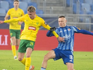 Na snímke uprostred Nino Marcelli (Slovan) a druhý vľavo Samuel Ďatko (Žilina) bojujú o loptu.