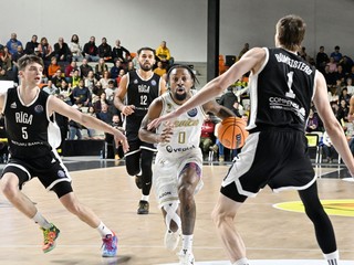 Rickey McGill (Levice) a vľavo Adrians Andzevs a vpravo Rodrigo Mumeisters (obaja Riga) v záverečnom 6. kole skupinovej fázy LM F-skupiny Patrioti Levice - VEF Riga.