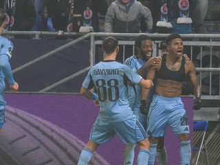 Na snímke vpravo Cesar Blackman (Slovan) sa teší z gólu so spoluhráčmi počas zápasu 6. kola ligovej fázy Konferenčnej ligy ŠK Slovan Bratislava - BK Häcken.