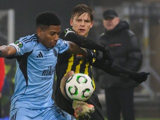 Na snímke zľava Cesar Blackman (Slovan) a Adrian Svanbäck (Häcken) počas zápasu Slovan Bratislava - Häcken.