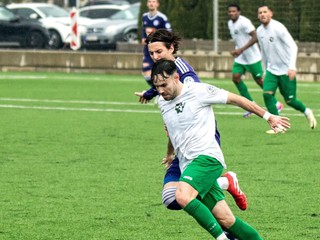 Matej Palacka (s loptou) v zápase proti rezerve svojho materského KFC Komárno.