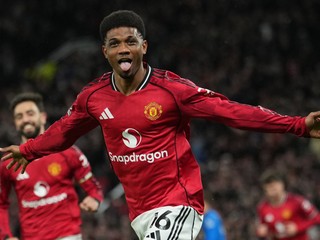 Amad Diallo z Manchesteru United oslavuje po tom, ako skóroval počas zápasu Premier League medzi Manchesterom United a Bournemouthom.