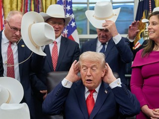 Americký prezident Donald Trump (uprostred) si upravuje vlasy počas spoločného fotenia sa s členmi tímu amerických hokejistov, ktorí na ZOH 1980 v Lake Placid senzačne získali zlaté medaily.