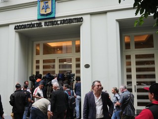 Novinári sa zhromažďujú pred sídlom Argentínskej futbalovej asociácie (AFA), ktoré je prehľadávané v rámci súdneho vyšetrovania.