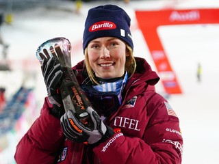 Američanka Mikaela Shiffrinová pózuje s trofejou pre víťazku slalomu žien v Semmeringu.