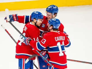 Nick Suzuki (14) z Montrealu Canadiens oslavuje so spoluhráčmi Jurajom Slafkovským (20) a Coleom Caufieldom (13).