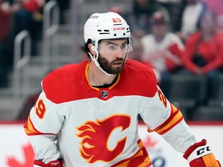 Dillon Dube v drese Calgary Flames.