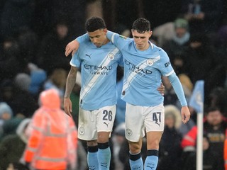 Savinho a Phil Foden.