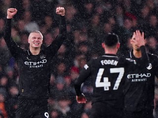 Erling Haaland oslavuje gól so spoluhráčmi