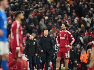 Tréner Liverpoolu Arne Slot a jeho hráči po zápase so Sunderlandom.