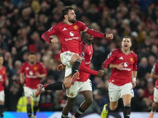 Manchester United oslavuje gól.