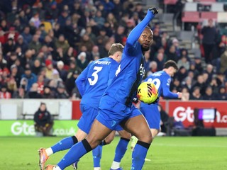  Na archívnej snímke futbalista Bournemouthu Antoine Semenyo sa teší z gólu.