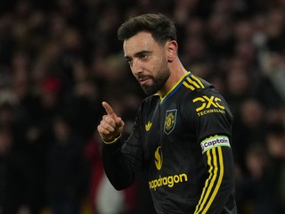 Bruno Fernandes oslavuje gól v sieti Wolverhamptonu Wanderers.