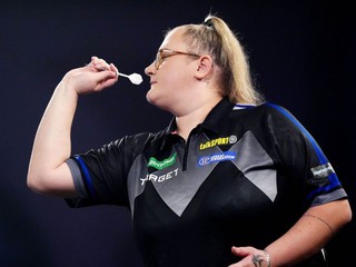 Beau Greavesová počas zápasu 1. kola MS v šípkach 2026. 