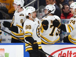 David Pastrňák sa teší so spoluhráčmi z Bostonu.