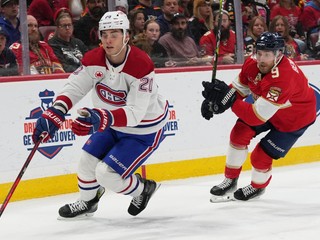 Slovneský útočník Juraj Slafkovský (20) v drese Montrealu Canadiens  korčuľuje s pukom.