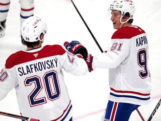 Útočník Montrealu Canadiens Oliver Kapanen oslavuje gól s Jurajom Slafkovským. 
