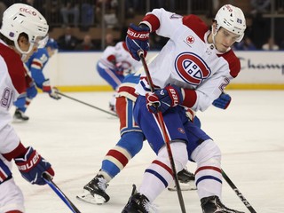 Juraj Slafkovský (20) z Montrealu Canadiens sa snaží prihrať puk počas druhej tretiny proti New York Rangers.