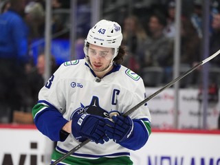 Obranca Quinn Hughes v drese Vancouveru.