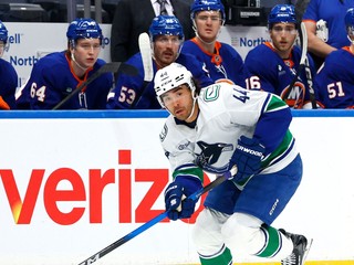 Útočník Vancouveru Kiefer Sherwood v zápase proti New Yorku Islanders.