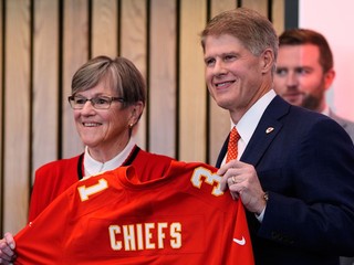 Majiteľ tímu Kansas City Chiefs Clark Hunt (vpravo) a guvernérka štátu Kansas Laura Kelly.