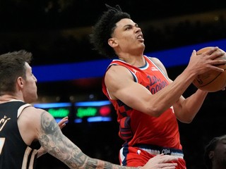 Hráč Kobe Sanders z Los Angeles Clippers (4) preniká proti súperovi Vítovi Krejčímu z Atlanty Hawks (27) v zápase NBA.