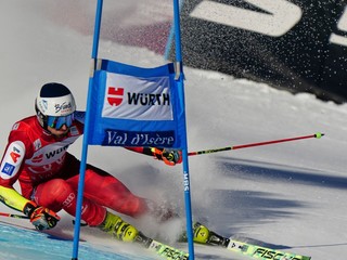 Rakúšan Stefan Brennsteiner počas prvého kola obrovského slalomu vo Val d'Isere.