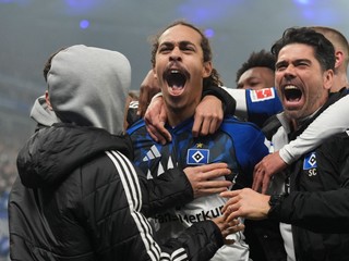 Yussuf Poulsen oslavuje gól.