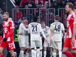 Futbalisti Mainzu oslavujú gól proti Bayernu Mníchov.
