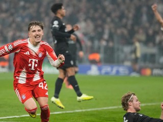Lennart Karl z Bayernu (vľavo) oslavuje po strelení druhého gólu svojho tímu počas zápasu Ligy majstrov medzi Bayernom a Sportingom.