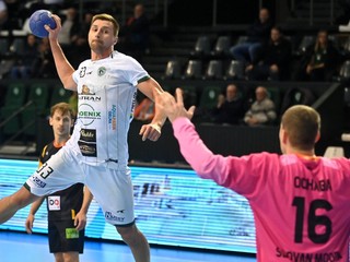 Adam Ochaba (Modra) a Aliaksej Ušal (Prešov) počas zápasu 14. kola Niké Handball Extraligy.