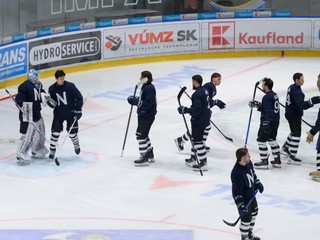 Na snímke hráči Nitry, ktorý pri oslave storočnice hokoje v Nitre nastúpili v retro dresoch.