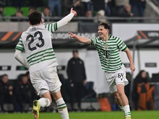 Futbalisti Ferencvárosu oslavujú gól.