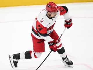 Center Caroliny Hurricanes Seth Jarvis (24) strieľa puk počas predĺženia hokejového zápasu NHL proti Washingtonu.