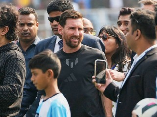 Argentínska futbalová hviezda  Lionel Messi (uprostred) prichádza na štadión v indickej Kalkate.