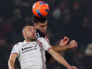 Hráč Cremonese Jamie Vardy(vľavo) v hlavičkovom súboji s Nicolom Casalem z Bologne v zápase talianskej ligy Serie A FC Bologna - US Cremonese.