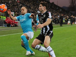 Slovenský futbalista SSC Neapol Stanislav Lobotka (vľavo) a hráč Udinese Jurgen Ekkelenkamp bojujú o loptu.