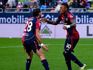 Cagliari oslavuje gól. 