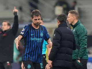 Francesco Acerbi z Interu Miláno opúšťa ihrisko po zranení počas zápasu Ligy majstrov medzi Interom Miláno a Liverpoolom.