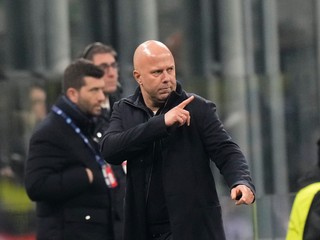 Arne Slot gestures v zápase proti Interu Miláno.