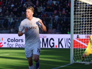 Rasmus Höjlund z Neapola oslavuje gól svojho tímu v zápase Serie A medzi Cremonese a Neapolom.