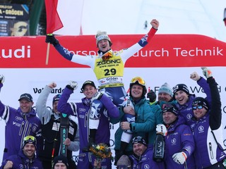 Český lyžiar Jan Zabystřan oslavuje so svojím tímom víťazstvo v super-G v talianskej Val Gardene.