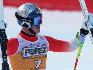 Franjo von Allmen sa teší v cieli zjazdu vo Val Gardene.