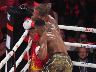 Fotka zo zápasu Anthony Joshua - Jake Paul.