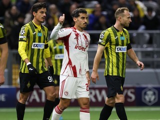 Chiquinho z Olympiakosu uprostred gestikuluje počas zápasu Ligy majstrov medzi Kajratom Almaty a Olympiakosom.