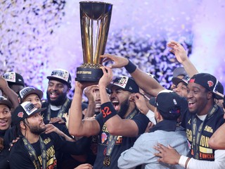 Pivot New York Knicks Karl-Anthony Towns (32) oslavuje so spoluhráčmi po víťazstve svojho tímu nad San Antonio Spurs.